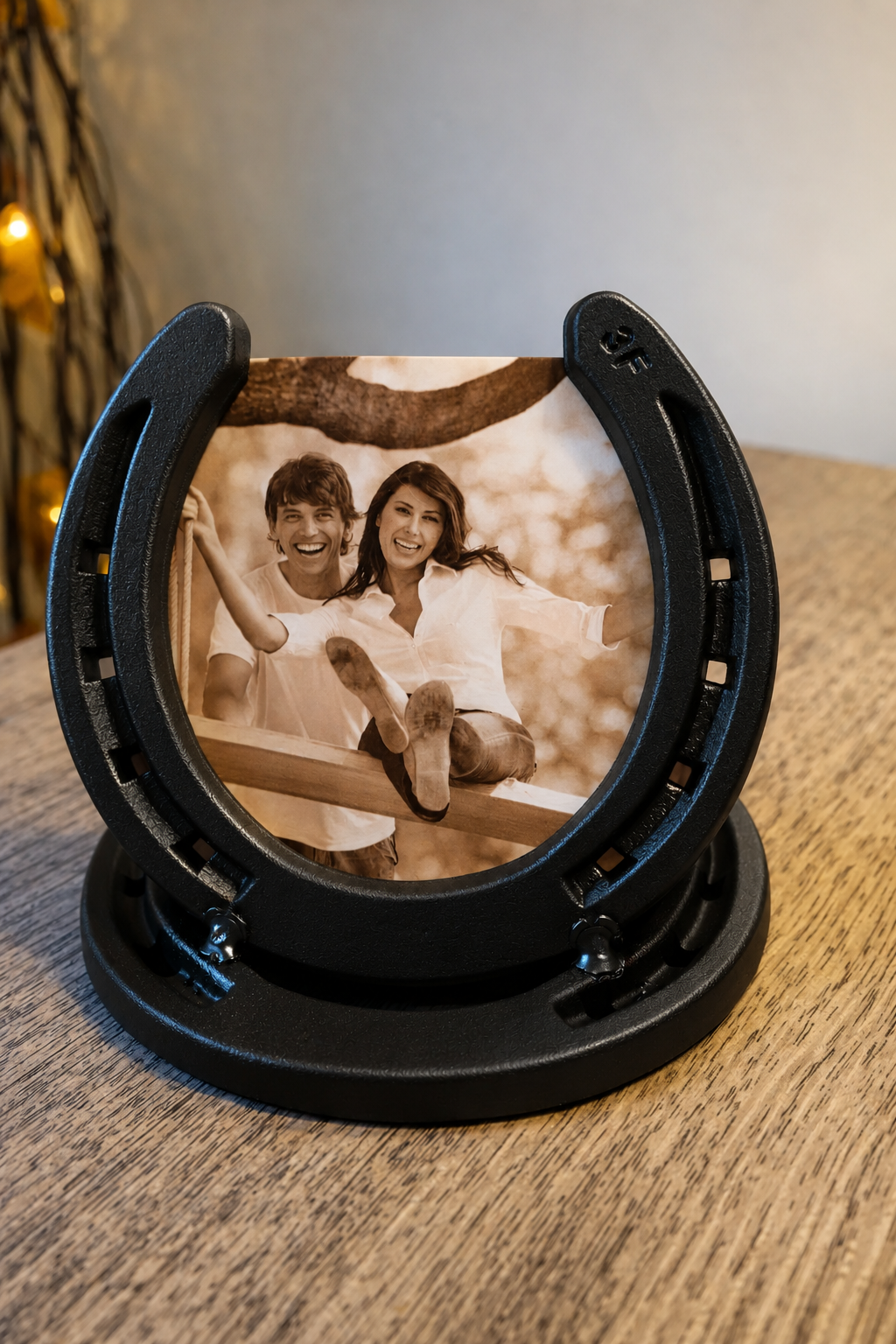 Handmade Horseshoe Picture Frame β Rustic Metal Photo Display with Magnetic Back