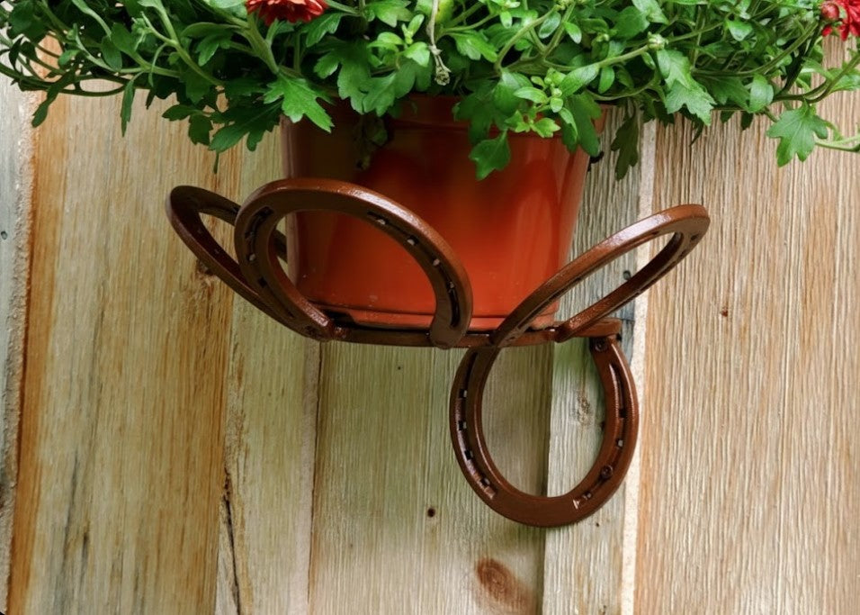 Handmade Horseshoe Flower Pot Wall Hanger – Rustic Steel Planter Holder for Outdoor & Indoor Decor