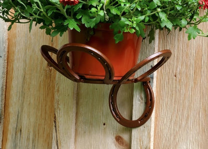 Handmade Horseshoe Flower Pot Wall Hanger – Rustic Steel Planter Holder for Outdoor & Indoor Decor
