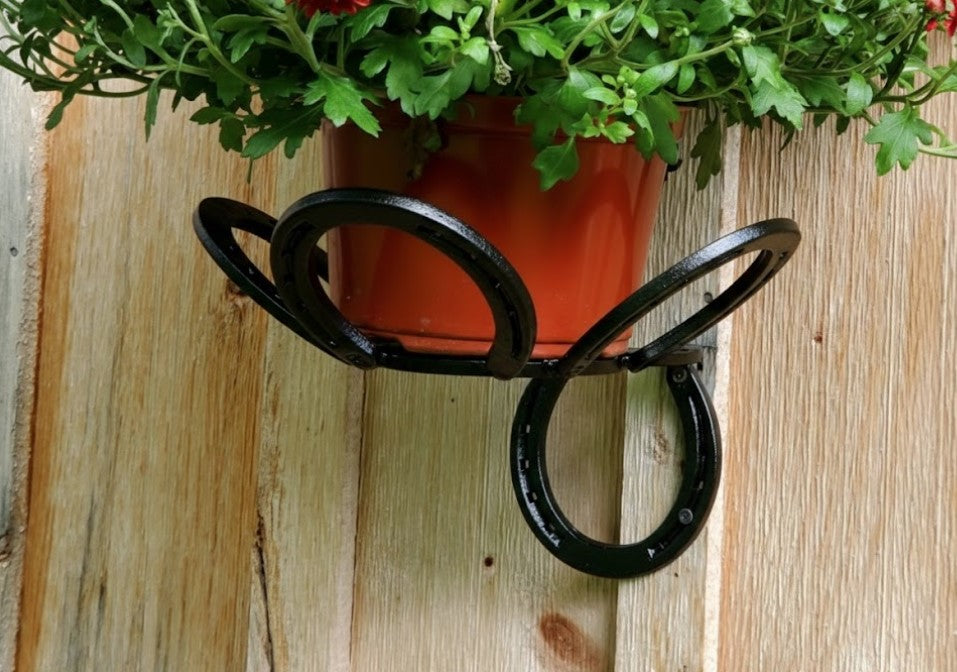 Handmade Horseshoe Flower Pot Wall Hanger – Rustic Steel Planter Holder for Outdoor & Indoor Decor